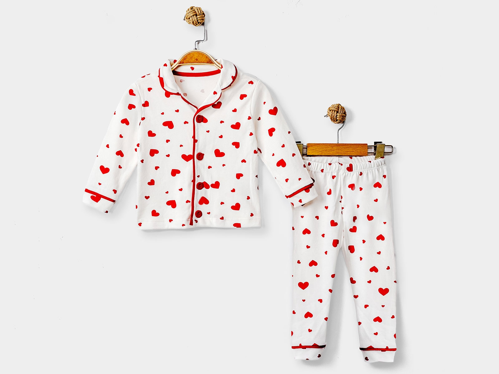 Kırmızı Kalp Desenli Düğmeli Pijama Takımı